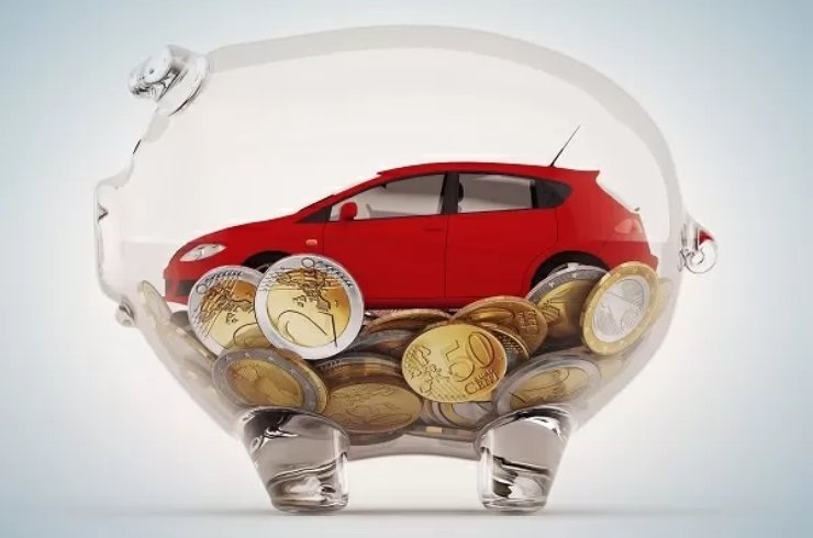 Salvadanaio con dentro monete euro e un'auto giocattolo