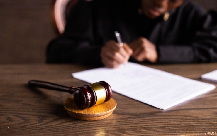 Giudice che scrive durante una causa per cartelle esattoriali mai ricevute e firmate
