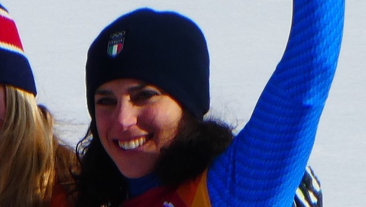 Federica Brignone sorride dopo una medaglia