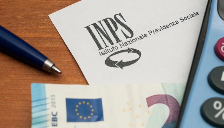 Lettera INPS, banconota da 20€ e calcolatrice