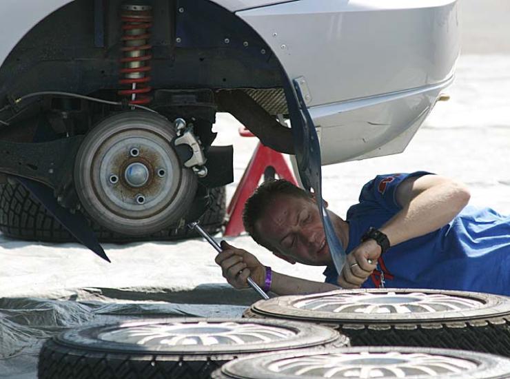 Meccanico alle prese con l'auto