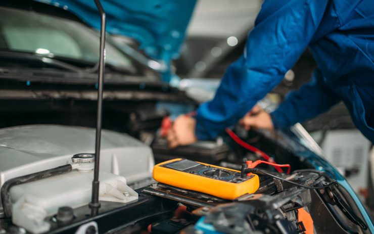 Meccanico che effettua una revisione auto