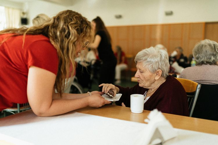 assistente-familiare-persona-con-disabilita-pexels-quotidianoitalia.it