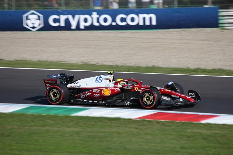 ferrari-lewis-hamilton-2025-wikicommons-fsi.it