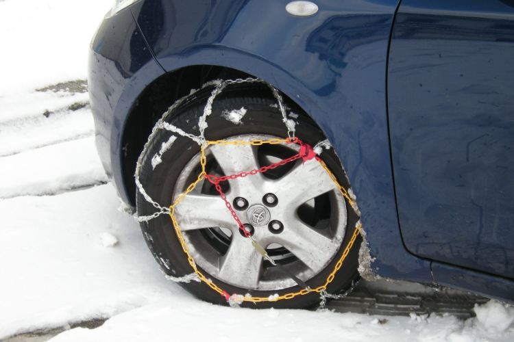 ruota-dotata-di-catene-da-neve-wikicommons-quotidianoitalia.it