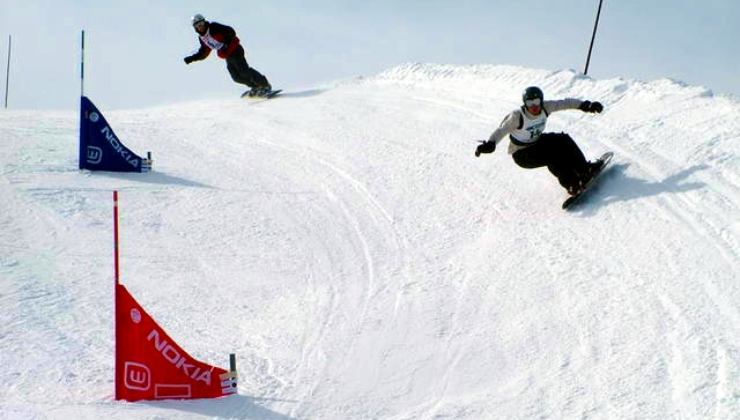Un momento di gara sullo snowboard