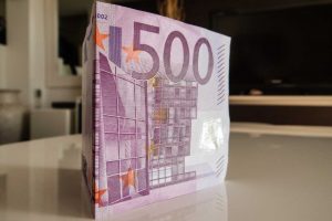 Banconota da 500€ sul tavolo