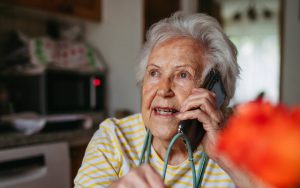 Signora anziana che riceve una chiamata dall'INPS