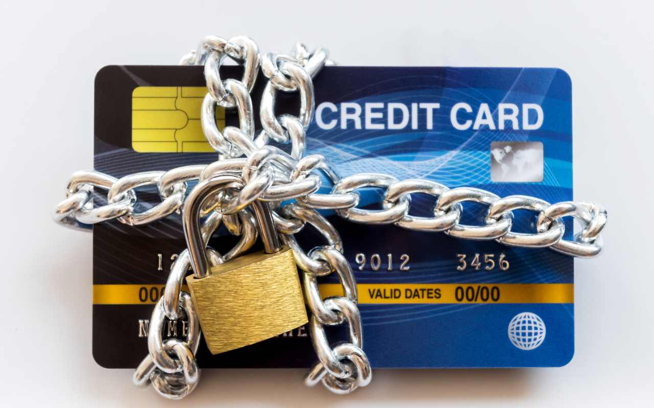 Carta di credito bloccata da lucchetto