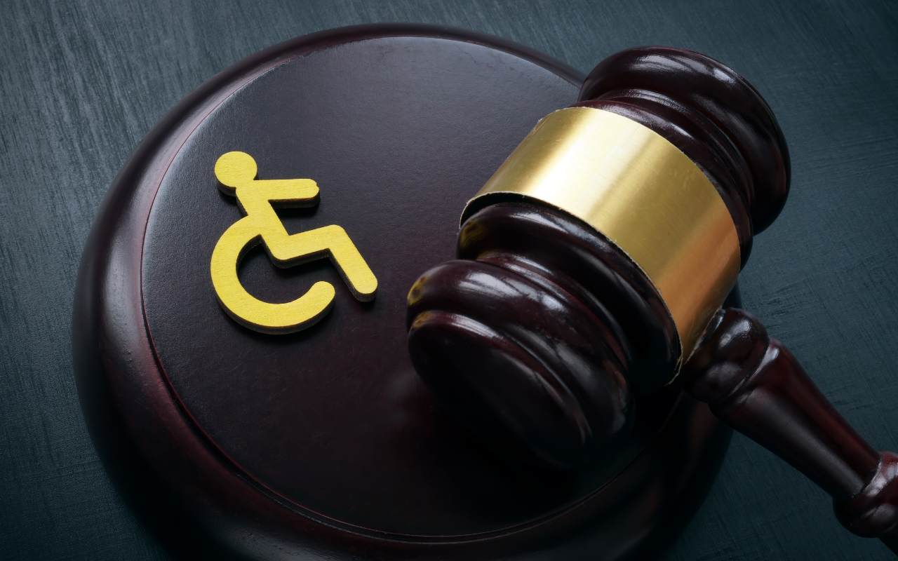 martello giudice e logo disabilità: Legge 104