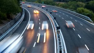Autostrada con auto in movimento
