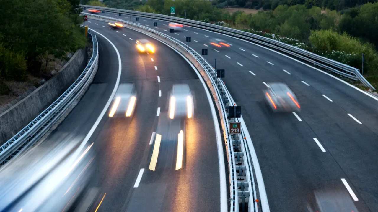 Autostrada con auto in movimento