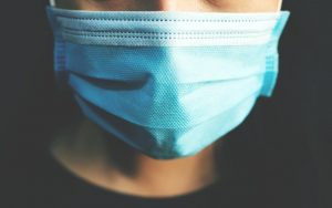 Mascherina azzurra sul volto di una donna