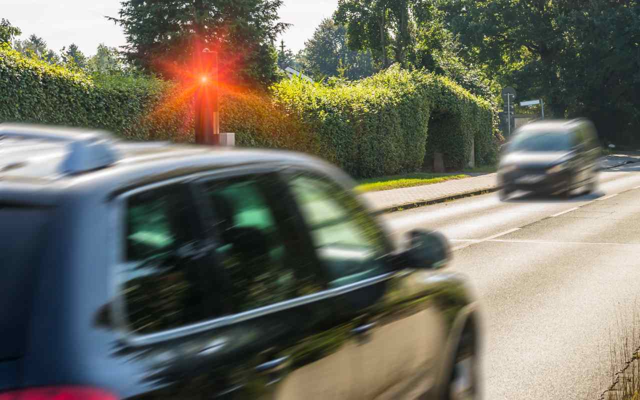 Flash autovelox mentre passa un'auto
