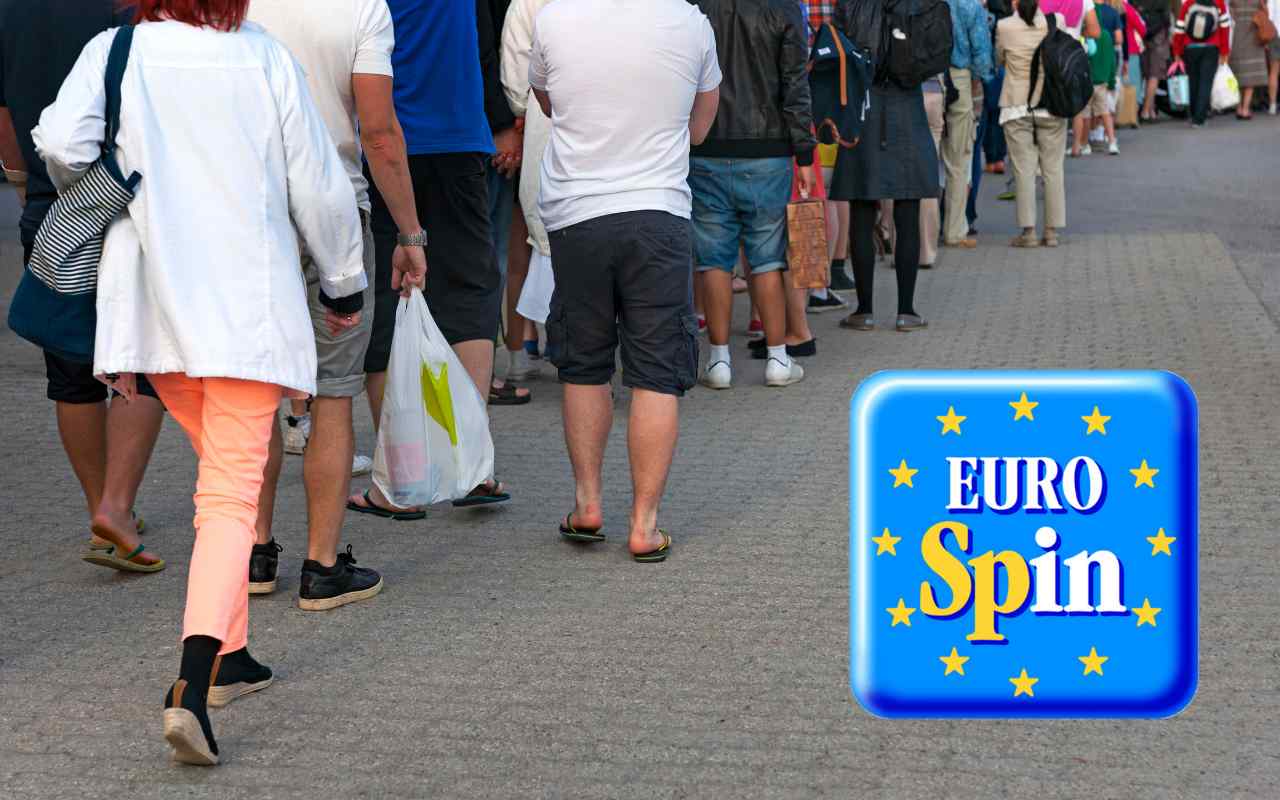 Gente in coda fuori dal supermercato e logo Eurospin