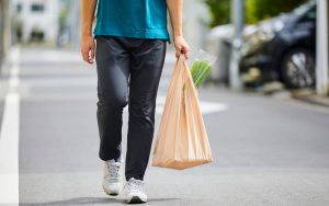 Nipote che porta la spesa alla nonna