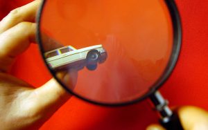 Lente d'ingrandimento su auto giocattolo: revisione auto