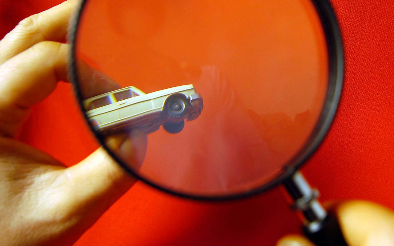 Lente d'ingrandimento su auto giocattolo: revisione auto