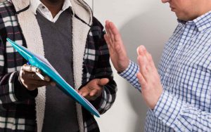 Uomo che si rifiuta di firmare una raccomandata