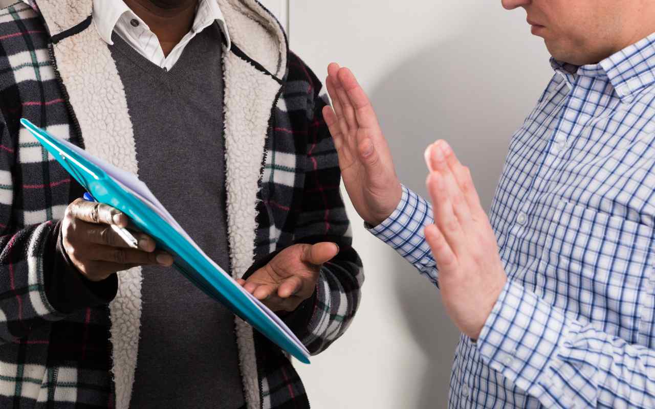 Uomo che si rifiuta di firmare una raccomandata