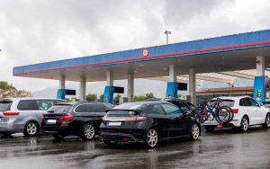 Benzinaio pieno di auto