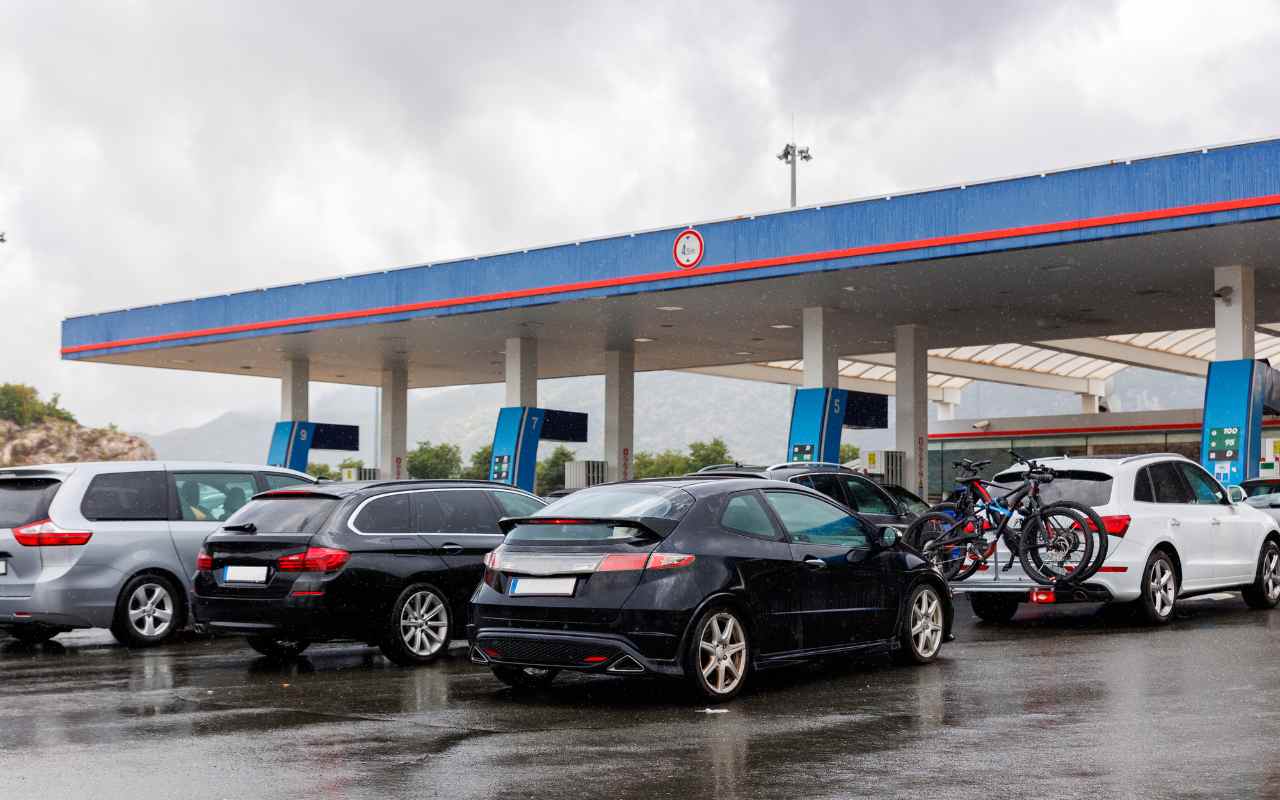 Benzinaio pieno di auto