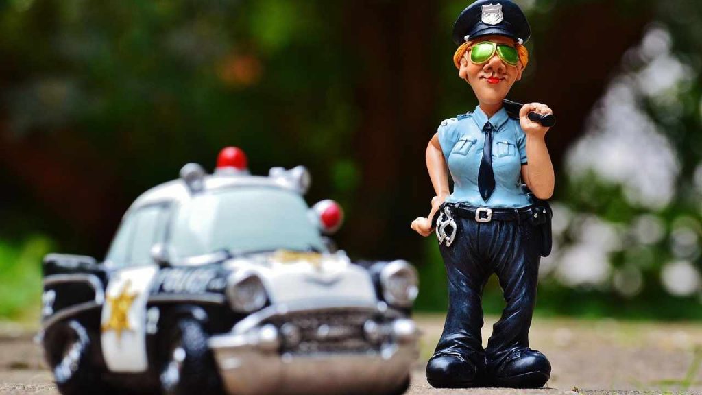 figura-di-poliziotto-con-auto-pixabay-fsi.it