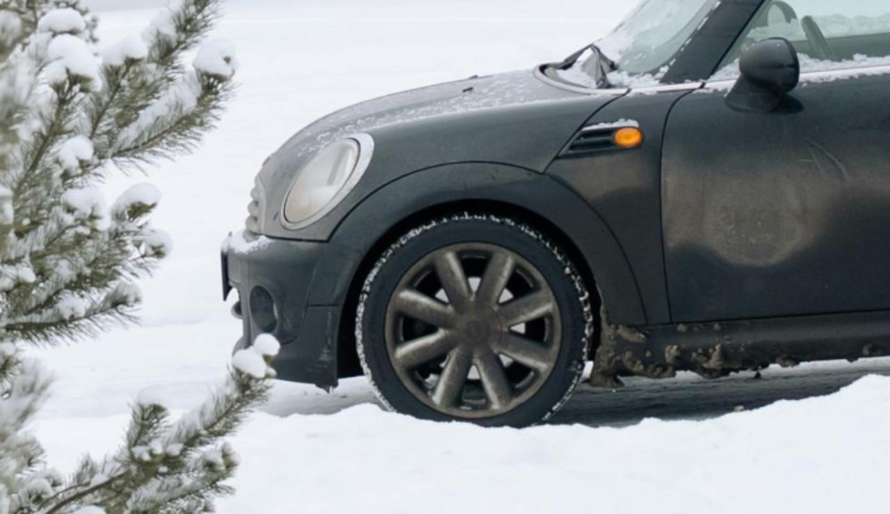 Niente panico al volante | Se sta nevicando devi premere solo questo pulsante: salvezza assicurata