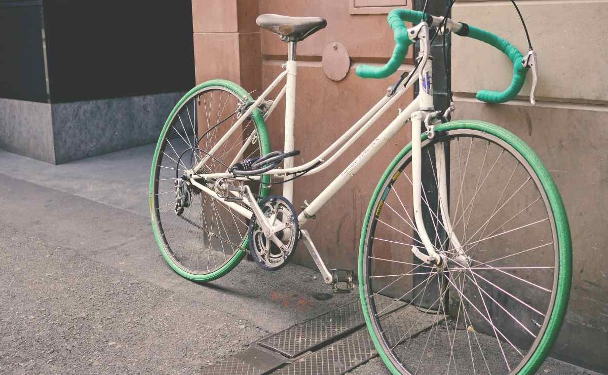 Leghi la bici al palo? 800 euro di multa | Un avvocato celebre ti spiega perché rischi la sanzione più brutta della tua vita