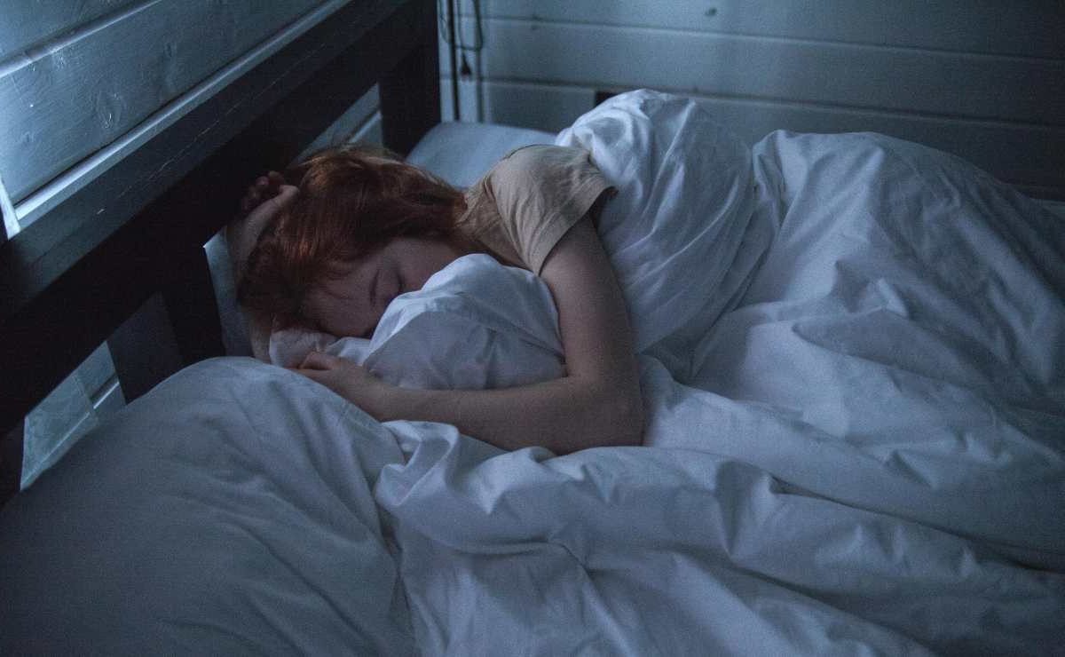 Questo trucchetto batte la camomilla 10-0 | La routine serale per dormire bene anche coi pensieri pesanti